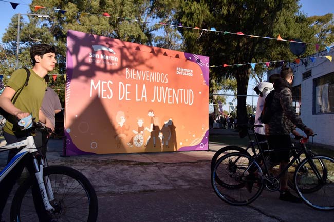 jovenes celebran dia de la primavera