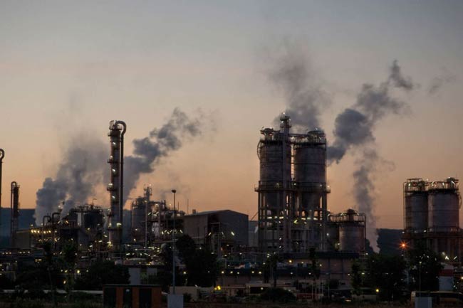 industria y chimenas en el horizonte