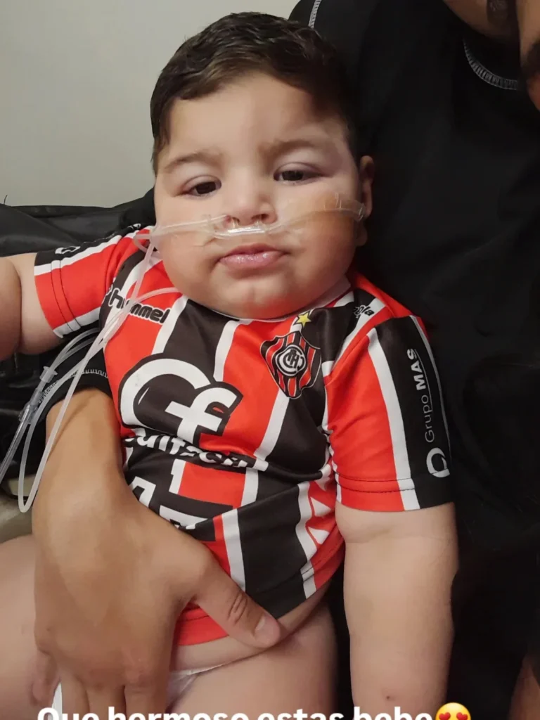 El pequeño vecino San Martín padece una rara enfermedad que puede mitigarse con un costoso tratamiento en México. Por eso su familia pide una ayuda solidaria a la comunidad